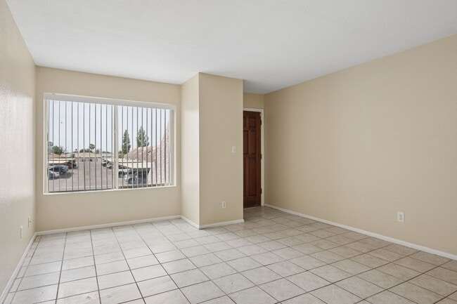 property at 1927 E Hampton Ave