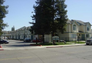 Turtle Creek Townhomes in Turlock, CA - Foto de edificio - Building Photo