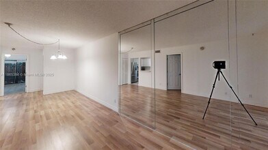 301 N Pine Island Rd in Plantation, FL - Building Photo - Building Photo