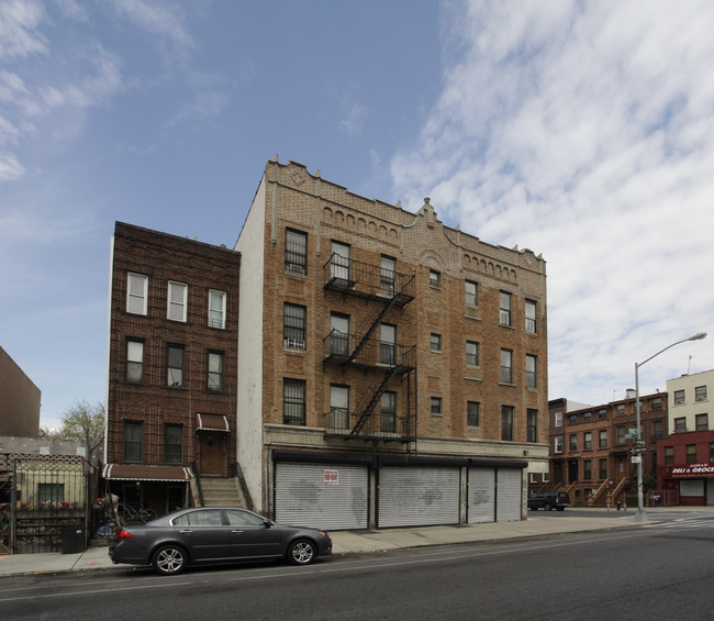 210 Hart St in Brooklyn, NY - Building Photo - Building Photo