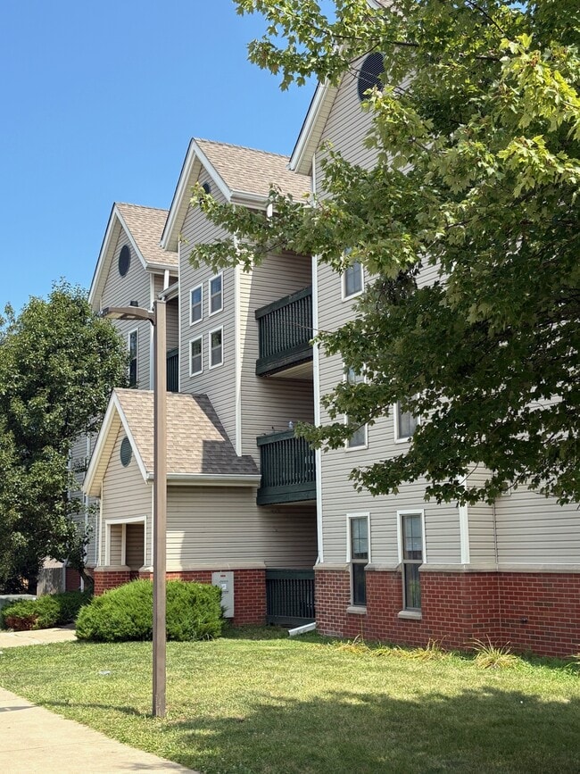 Town Center Apartments in Champaign, IL - Foto de edificio - Building Photo