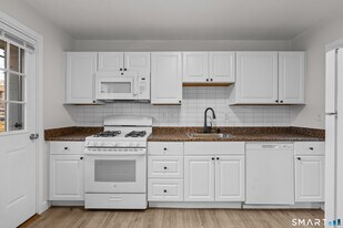 30 Hamilton Ct in Stamford, CT - Building Photo