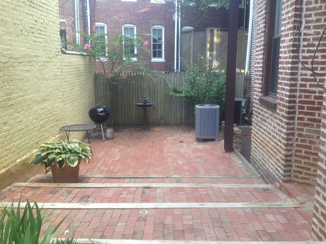 329 E St SE in Washington, DC - Building Photo - Building Photo