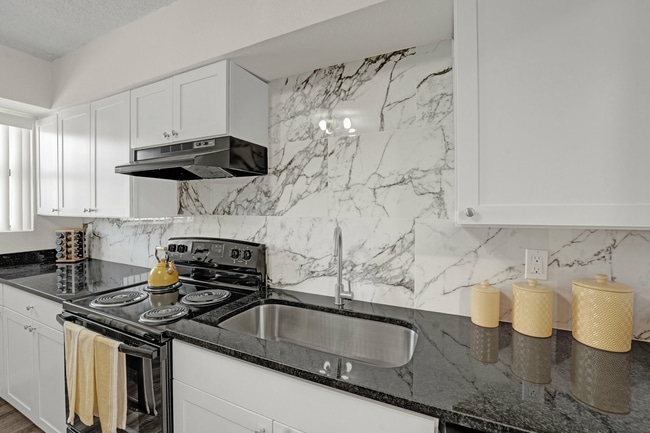 Emberly Apartments in Memphis, TN - Foto de edificio - Building Photo