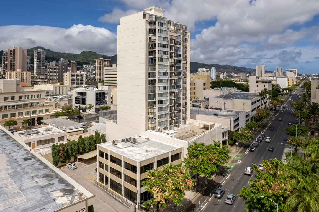 King Manor in Honolulu, HI - Building Photo