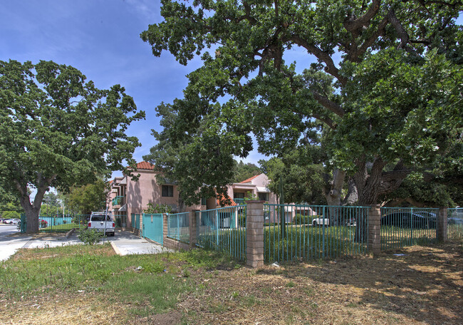 Whispering Oaks in Santa Clarita, CA - Building Photo - Building Photo