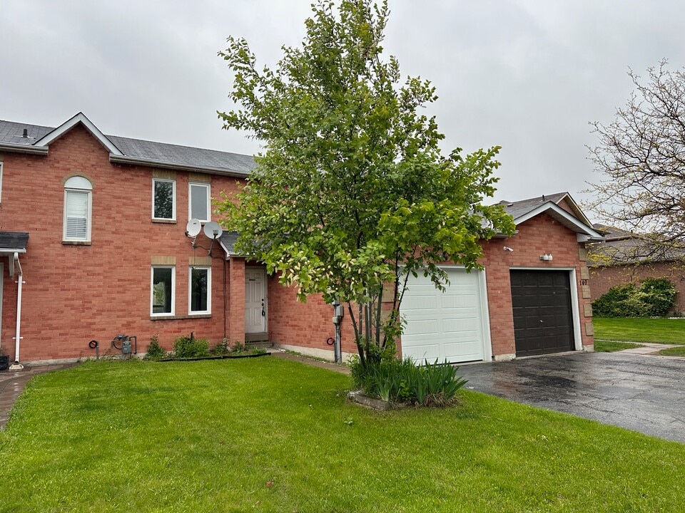 142 Wright Crescent in Ajax, ON - Building Photo