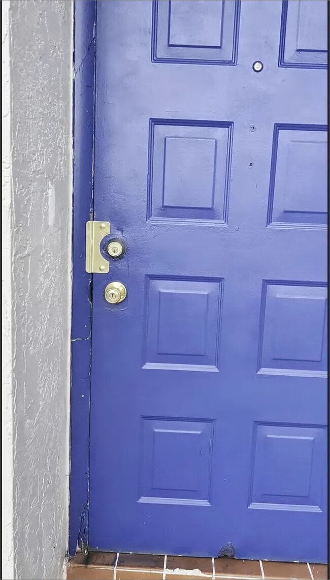 1624 NW 90th Way in Pembroke Pines, FL - Foto de edificio - Building Photo