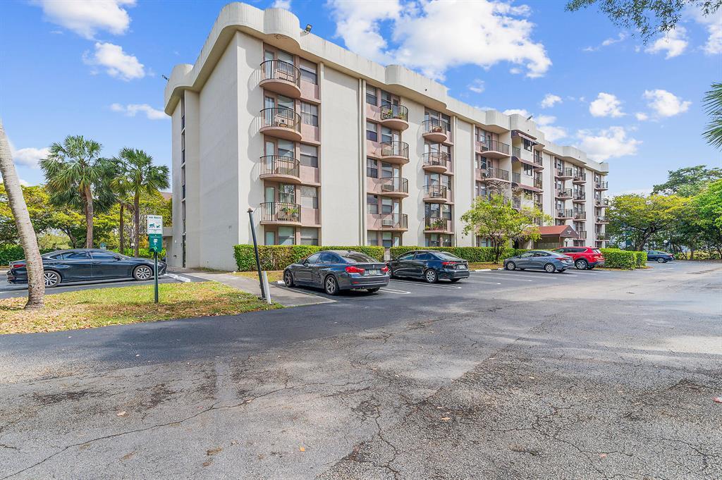 2771 Riverside Dr, Unit 105-A in Coral Springs, FL - Foto de edificio