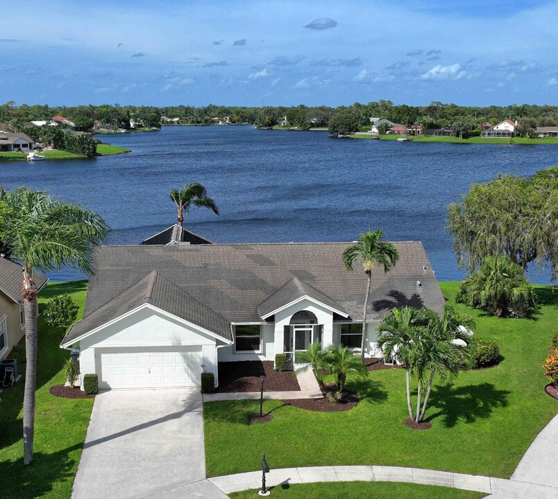12871 Upper Cove Dr in Wellington, FL - Foto de edificio