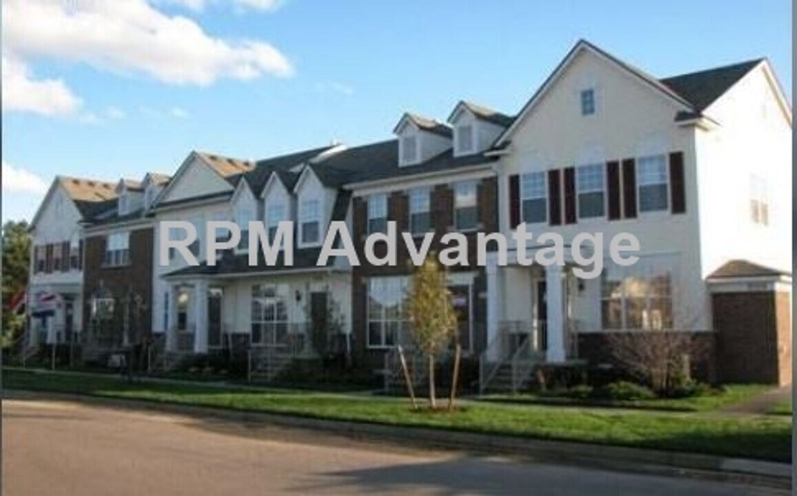 6116 Heron Hills Dr in Walled Lake, MI - Building Photo