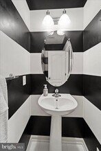 852 Regents Square in Oxon Hill, MD - Foto de edificio - Building Photo