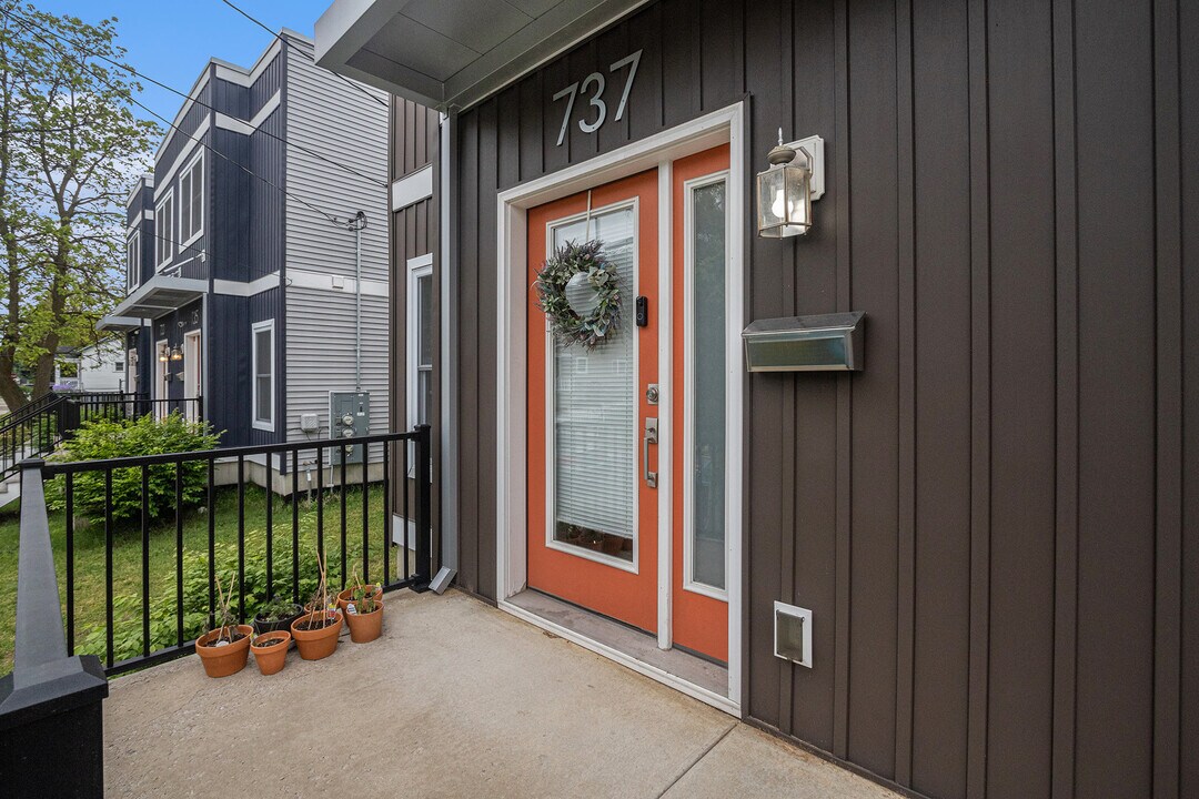 737 Bates St SE in Grand Rapids, MI - Building Photo