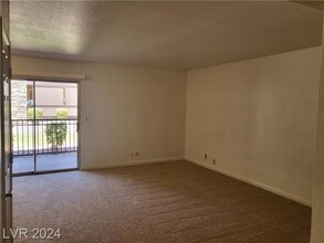 5278 River Glen Dr in Las Vegas, NV - Building Photo - Building Photo