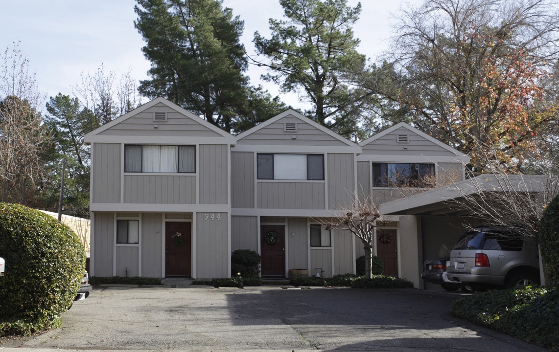 944 Hough Ave in Lafayette, CA - Foto de edificio