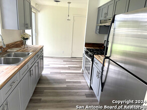 451 Kate Schenck Ave in San Antonio, TX - Building Photo - Building Photo