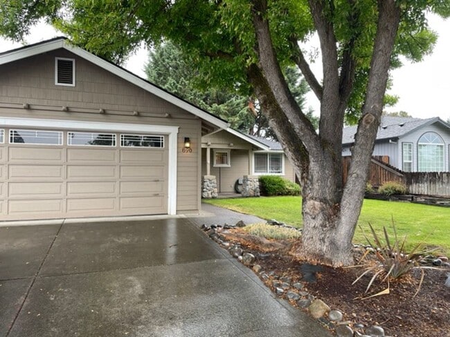 890 Westrop Dr in Central Point, OR - Building Photo - Building Photo