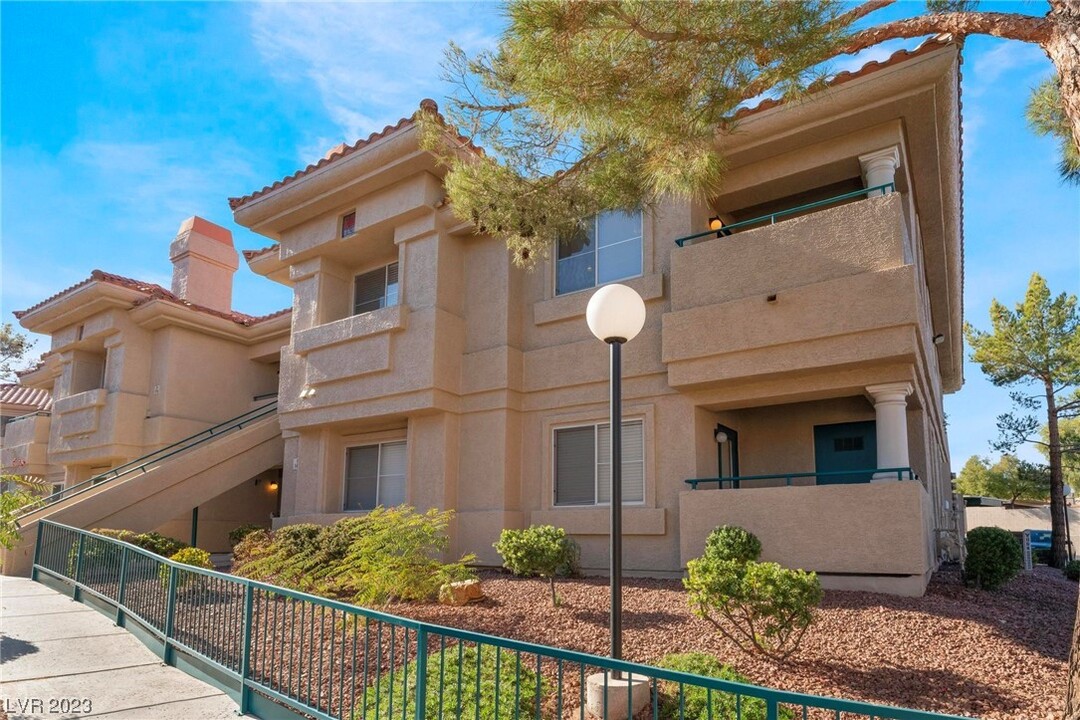 354 Sunward Dr in Henderson, NV - Foto de edificio