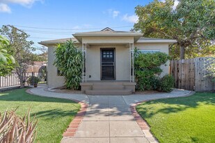2324 S Highland Ave in Los Angeles, CA - Building Photo