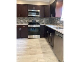 1006 Paradise Rd-Unit -2-C in Swampscott, MA - Foto de edificio - Building Photo