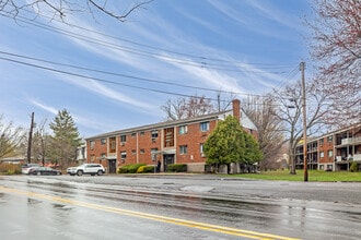Suburban Manor in Chestnut Ridge, NY - Foto de edificio - Building Photo
