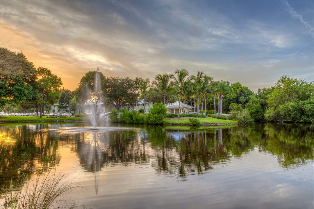 Naples 701 in Naples, FL - Building Photo