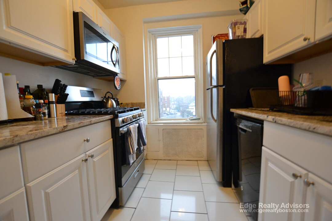 2003 Commonwealth Ave, Unit 10 in Boston, MA - Building Photo