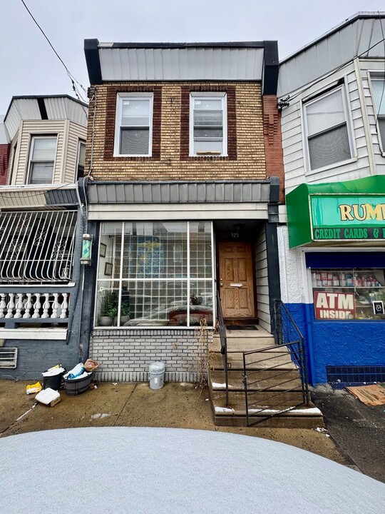 925 E Westmoreland St in Philadelphia, PA - Building Photo