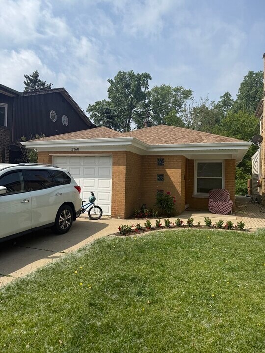5768 N Lacey Ave in Chicago, IL - Building Photo