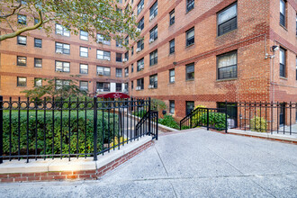 The Carol House in Rego Park, NY - Foto de edificio - Building Photo