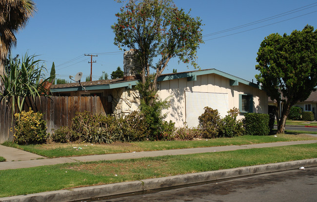 1910-1926 W Maple Ave in Orange, CA - Building Photo - Building Photo