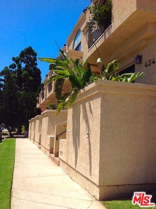 4349 Cahuenga Blvd in Los Angeles, CA - Building Photo - Building Photo