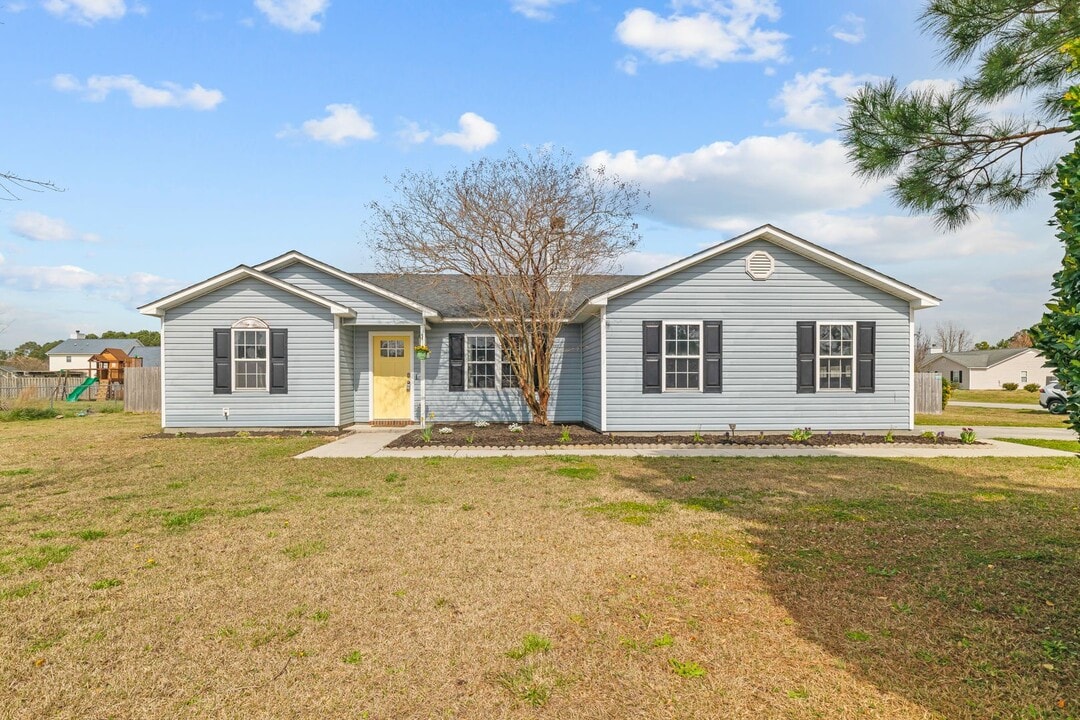 101 N Ivy Dr in Hubert, NC - Building Photo