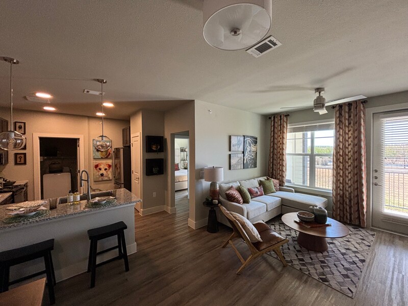 425 El Rio St in San Marcos, TX - Building Photo