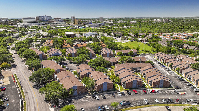 Riverstone Apartments in San Antonio, TX - Foto de edificio - Building Photo