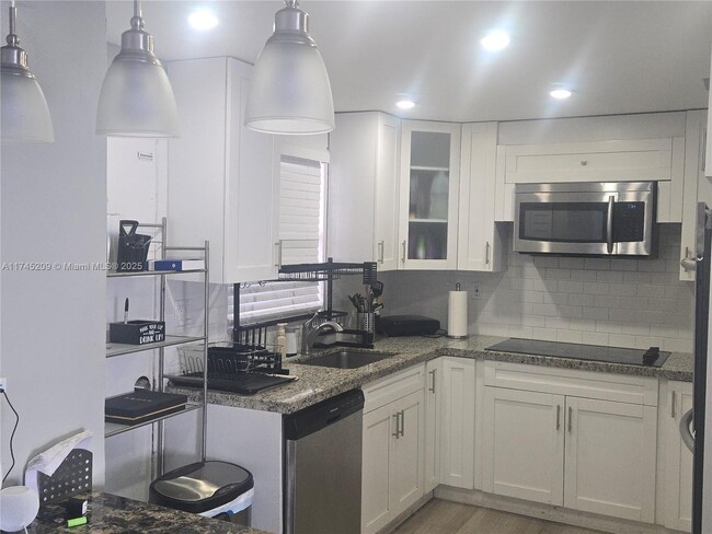 8895 Fontainebleau Blvd in Doral, FL - Building Photo - Building Photo