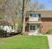 509 Longshore Dr in Ann Arbor, MI - Building Photo