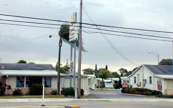 Cardinal Court in Largo, FL - Foto de edificio