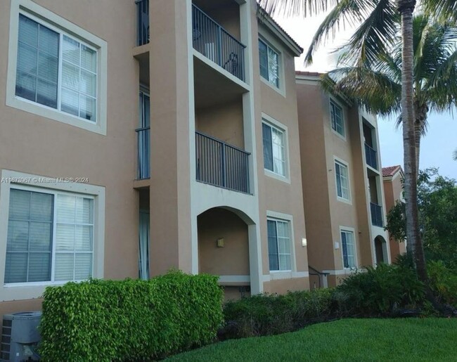 8070 N Nob Hill Rd in Tamarac, FL - Building Photo - Building Photo