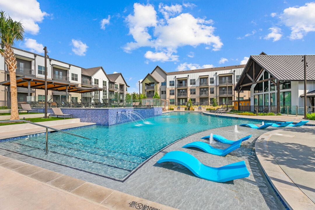 Park at Westover Hills in San Antonio, TX - Building Photo