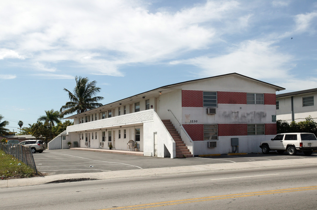 1230 W 29th St in Hialeah, FL - Building Photo