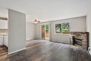 6133-6135 SE Frances St in Hillsboro, OR - Building Photo