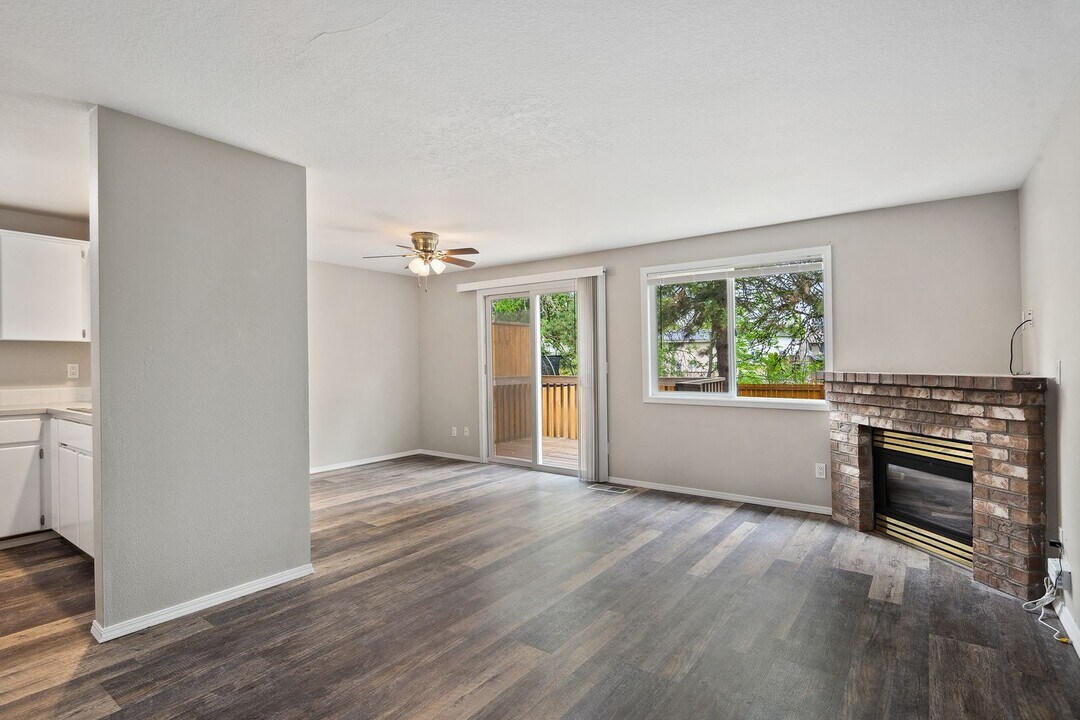 6133-6135 SE Frances St in Hillsboro, OR - Building Photo