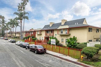 Rosemead Apartments in San Gabriel, CA - Foto de edificio - Building Photo