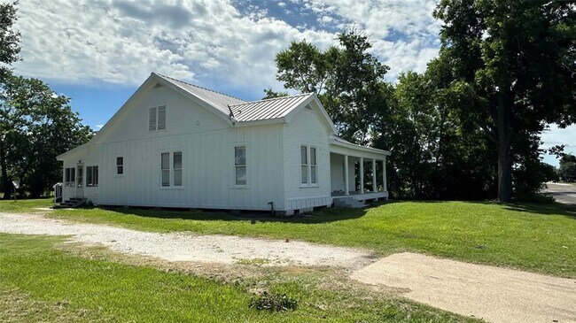 709 S May St in Madisonville, TX - Building Photo - Building Photo