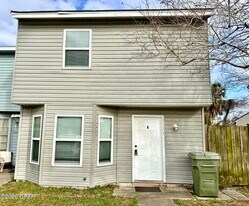 2523 Johnson Dr in Lynn Haven, FL - Building Photo