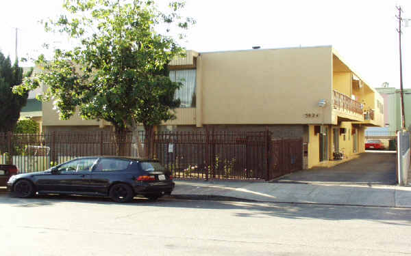 5824 Virginia Ave in Los Angeles, CA - Foto de edificio