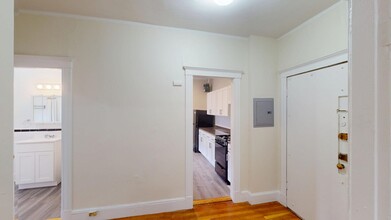 1860 Commonwealth Ave, Unit 34 in Boston, MA - Foto de edificio - Building Photo