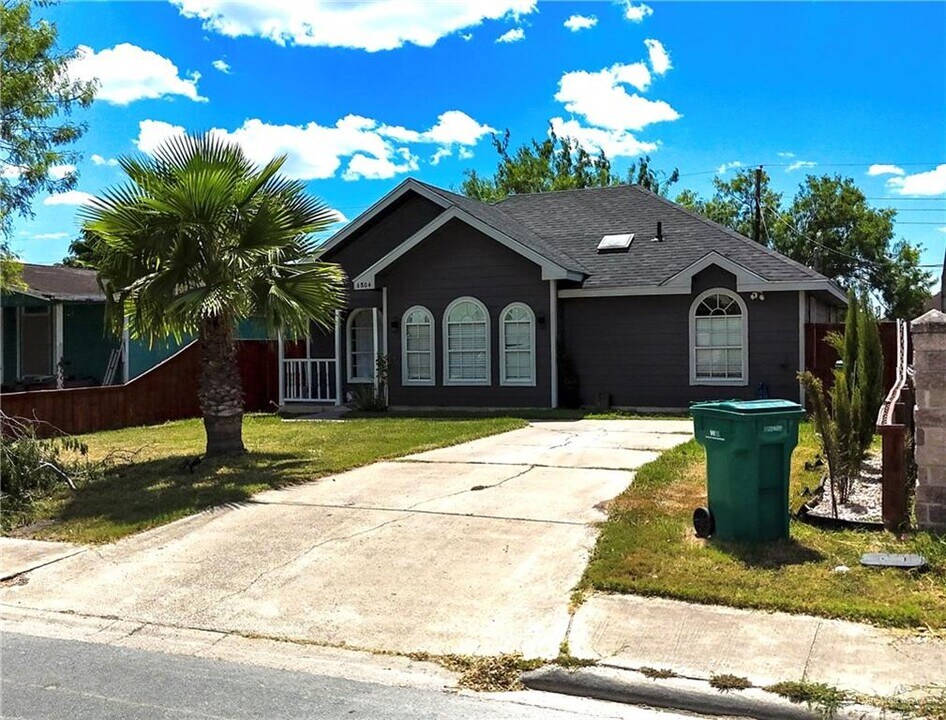 6804 Chris Dr in Pharr, TX - Building Photo
