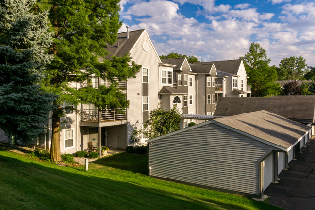 Churchill Place Apartments in Comstock Park, MI - Foto de edificio - Building Photo